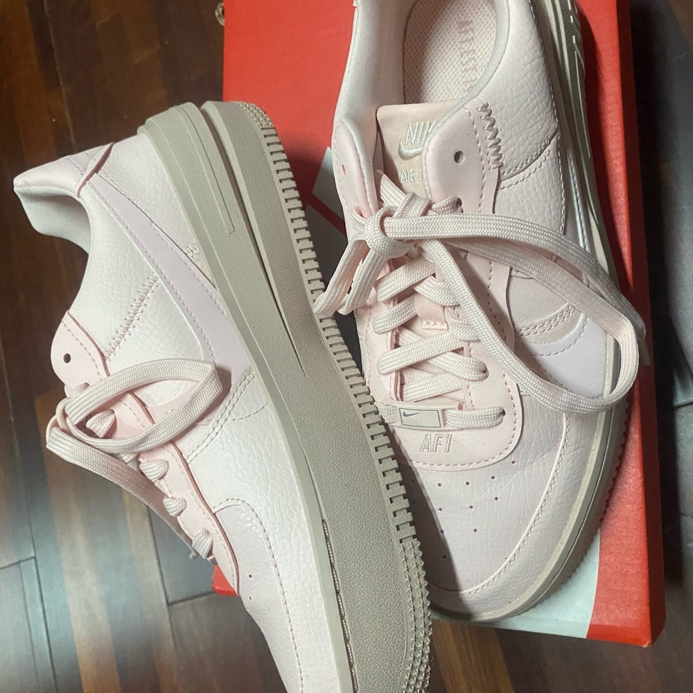 Shoes - Picture 6 of 9